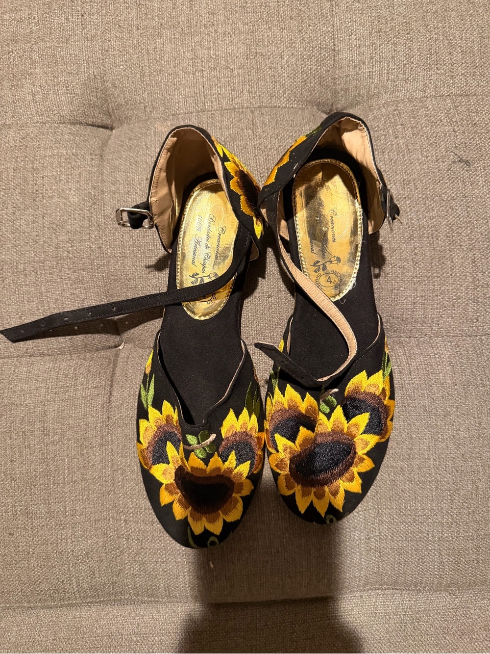 Vintage-Style Sunflower Flats